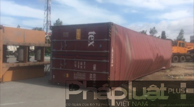 Thùng container nằm ngang đường