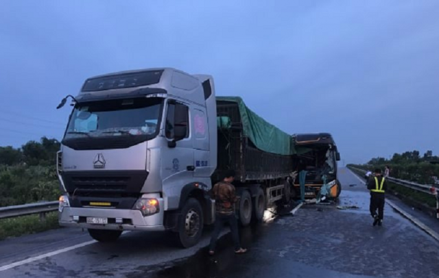 Xe giường nằm húc xe đầu kéo trên cao tốc, nhiều người nhập viện