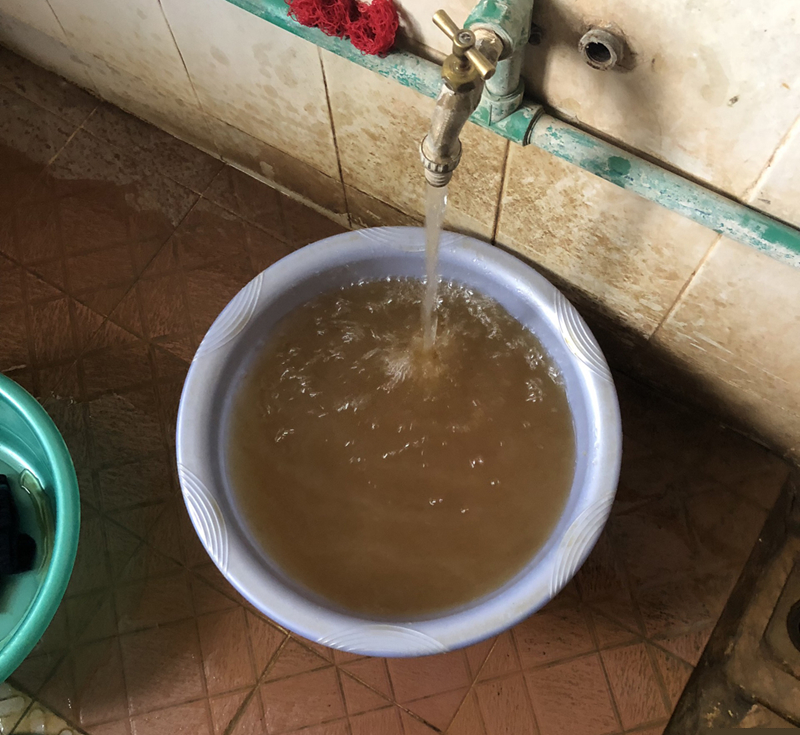 nuoc sinh hoat cua sinh vien dh kinh te quoc dan ban ngang nuoc ao, nha truong xin loi hinh 2