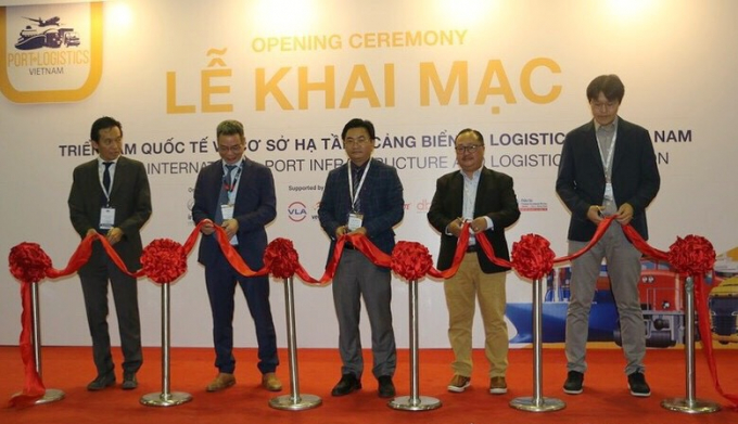 Các đại biểu cắt băng khai mạc triển lãm VIPILEC 2019.