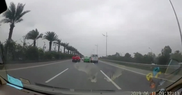 Nhanh chóng xác minh, xử lý vụ hai ô tô "tạt đầu" nhau trên đường ra sân bay