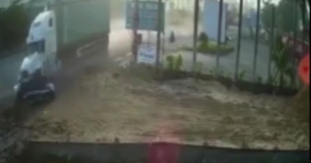 Clip: Kinh hoàng khoảnh khắc xe container tông ô tô 4 chỗ làm 5 người chết