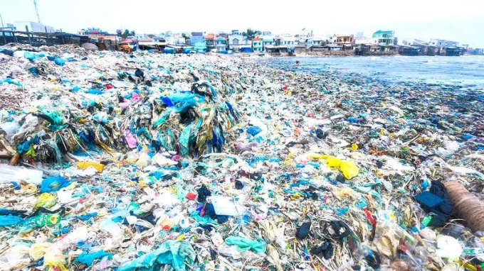 R&aacute;c ngập tr&agrave;n tại chợ Tuy Phong, B&igrave;nh Định. (Ảnh Nguyễn Việt H&ugrave;ng)