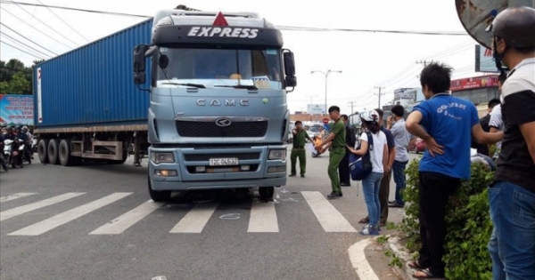 Ốp cua thiếu quan sát, container cướp sinh mạng người phụ nữ điều khiển xe đạp