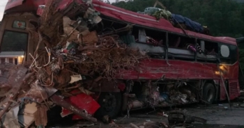 Hiện trường vụ tai nạn thảm khốc tại Hòa Bình làm 34 người thương vong