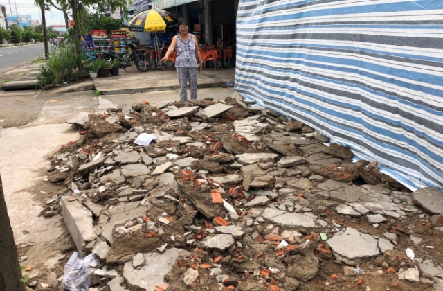 Cà Mau: Làm kệ sắt chứa gỗ tạp trên đất ở lại bị xử phạt xây nhà không phép?!