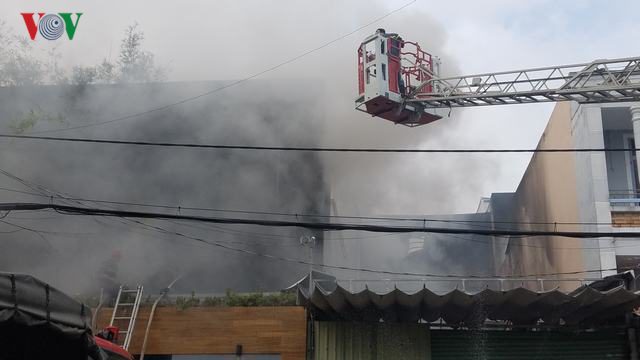 Cháy lớn tại garage ô tô, 2 công ty bị thiêu rụi tài sản ​