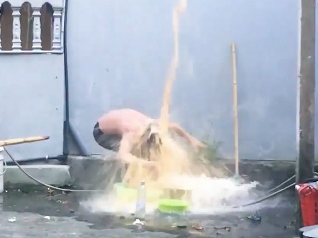 Khoảnh khắc người mẹ bị 200 quả trứng đổ lên đầu khiến nhiều người bức xúc