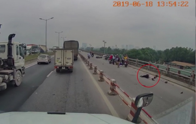 Hiện trường vụ tai nạn trên cầu Thanh Trì. Ảnh cắt từ clip