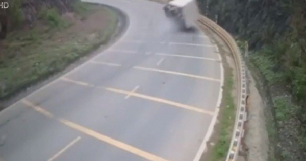 Xe tải phóng nhanh bị lật khi vào cua