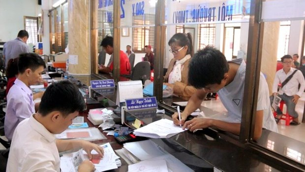 Người dân đến giải quyết giấy tờ để đi xin việc làm mới từ sáng sớm ở văn phòng hành chính công tại thị xã Thuận An, Bình Dương. Ảnh minh họa. (Ảnh: Huyền Trang/TTXVN)