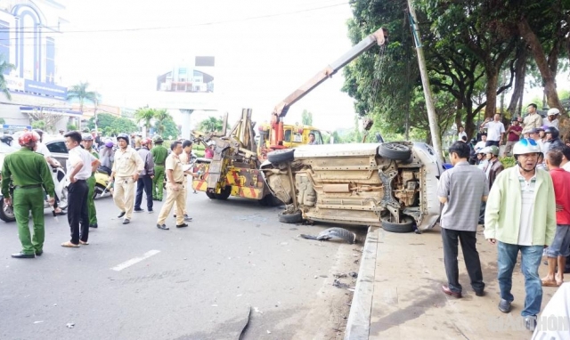 [Clip]: Xe điên tông hàng loạt xe dừng đèn đỏ tại Gia Lai