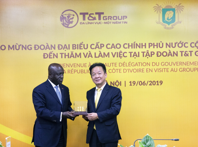 Chủ tịch HĐQT kiêm Tổng Giám đốc Tập đoàn T&amp;amp;T Group Đỗ Quang Hiển trao quà lưu niệm cho Bộ trưởng Bộ Ngoại giao Bờ Biển Ngà Marcel Amon Tanoh.