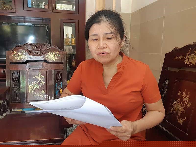 Sáu tháng nay bà Trương Thị Minh vẫn chưa được đăng bộ vì phường từ chối đơn xác nhận nguồn thu nhập trên đất. Ảnh: NGUYỄN HIỀN.