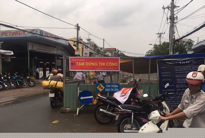 Nhà thầu Dự án cải thiện môi trường nước lưu vực kênh Tàu Hủ - Bến Nghé – Kênh Đôi – Kênh Tẻ (giai đoạn 2) treo băng rôn “tạm dừng thi công”.