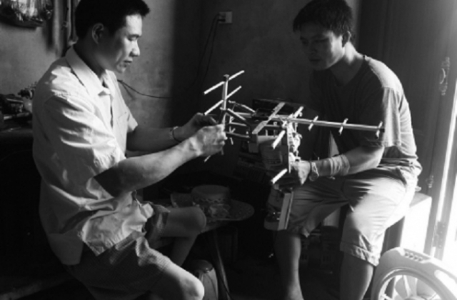 Vượt lên số phận, người đàn ông tàn tật khiến thiếu nữ lành lặn nguyện “nâng khăn sửa túi”