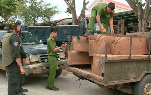 Nhóm đối tượng vận chuyển gỗ lậu, tông thẳng vào công an để tẩu thoát