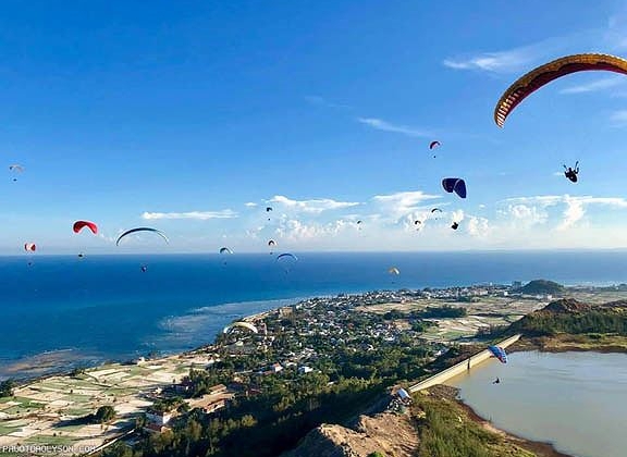 Bay dù lượn trên miệng núi lửa 30 triệu năm ở Lý Sơn