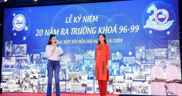 Huyền My xúc động khi làm MC đấu giá áo dài của Ngọc Hân