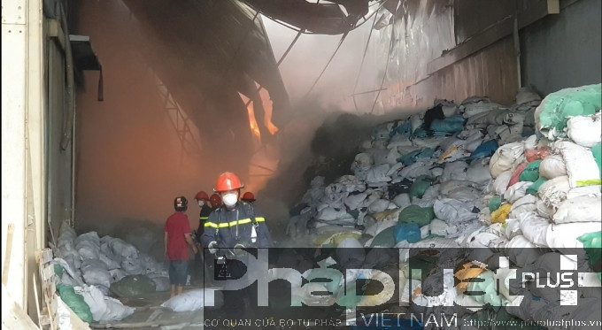 Đám cháy bùng phát dữ dội