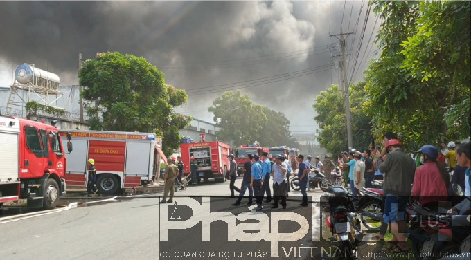 Nhiều xe chữa cháy cùng hàng chục cán bộ chiến sĩ được huy động