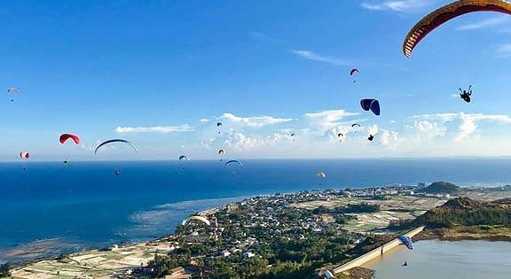 Bay dù lượn trên miệng núi lửa 30 triệu năm ở Lý Sơn