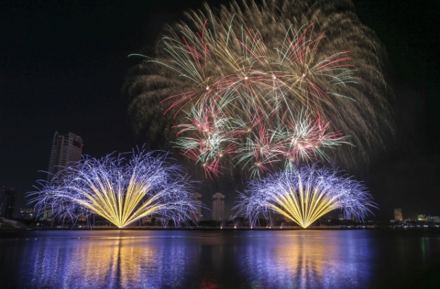 Hai đội ph&aacute;o hoa Anh v&agrave; Phần Lan tranh t&agrave;i trong đ&ecirc;m chung kết DIFF 2019