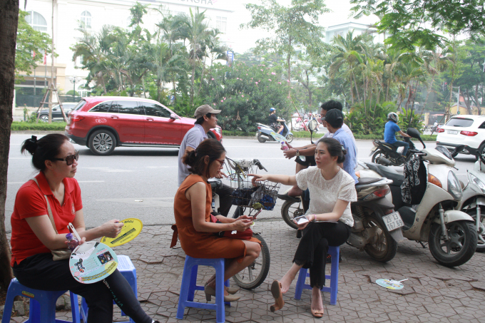 Anh Bùi Văn Cường, Hoài Đức, Hà Nội chia sẻ: “ 2 bố con tôi thức dậy từ 5h sáng để di chuyển đến điểm thi,đi sớm nên tôi thấy giao thông hôm nay rất thuận tiện, các đồng chí công an giao thông cũng được tăng cường để điều hướng giao thông để chuẩn bị tốt cho kỳ thi này cháu thường xuyên thức khuya ôn bài, đêm trước ngày thi cũng vậy. Tôi mong cháu sẽ đạt được kết quả tốt xứng đáng với công sức ôn luyện của cháu”. Ảnh: Thu Hà