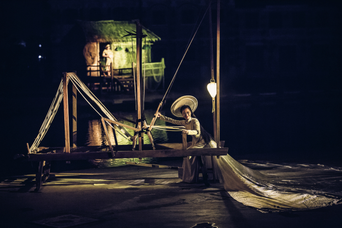 Màn 1: Sinh Mệnh – Ký ức Hội An về thuở khai hoang lập ấp Sinh mệnh là một bức tranh sinh động về những hoạt động thường nhật của người dân Hội An trước đây. Cụ thể là hình ảnh cô gái ngồi dệt vải với đôi tay uyển chuyển, nụ cười hiền hòa trên môi - Đây cũng là nhân vật xuyên suốt 70 phút của show diễn, để rồi tạo nên một hình ảnh làm mãn nhãn du khách vào những phút cuối của chương trình.