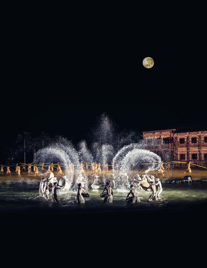 Và còn có cả hình ảnh các chàng trai lao động hăng say để xây dựng nhà cửa và nghề đánh bắt cá,… Bằng những kỹ xảo âm thanh và ánh sáng tối tân, hiện đại; bằng sự đầu tư chuẩn bị kỹ lưỡng từ đạo cụ sân khấu đến kỹ năng diễn xuất, màn biểu diễn Sinh mệnh của Ký ức Hội An được tái hiện một cách sinh động, hấp dẫn, truyền tải trọn vẹn thông điệp ý nghĩa đến với người xem.