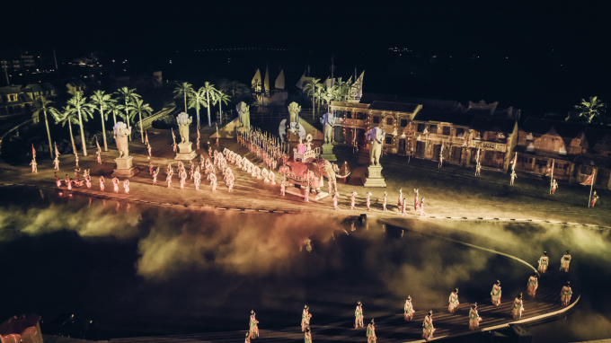 Màn 2: Đám cưới – Ký ức Hội An thời kỳ văn hóa Chăm pa Màn biểu diễn Đám cưới để lại ấn tượng sâu sắc trong lòng khán giả là hình ảnh rước dâu bằng voi hoành tráng và thú vị. Hàng trăm diễn viên vào vai người lính Chăm trong trang phục váy áo lộng lẫy, sang trọng thực hiện những điệu nhảy múa đón dâu rộn ràng.