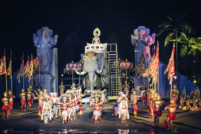 Cùng với đó là hình ảnh các chú voi bằng tượng cao to, cây cầu lãng mạn,…Tất cả đã tái hiện rõ nét và đầy lôi cuốn về đám cưới giữa Huyền Trân Công Chúa với Quốc Vương xứ Chăm pa, là cột mốc lịch sử đáng nhớ khiến khán giả không thể rời mắt. Thông qua lễ hội rước dâu sang trọng và lộng lẫy của công chúa Huyền Trân với Quốc vương xứ Chăm pa, “Ký ức Hội An” không chỉ muốn khán giả hiểu hơn về tình hình kinh tế, chính trị và phong tục văn hóa của Hội An thời Chăm pa mà còn muốn tái hiện hình ảnh giao thương kinh tế sôi nổi của vùng Chiêm Cảng – Lâm Ấp thế kỷ 9 - 10.