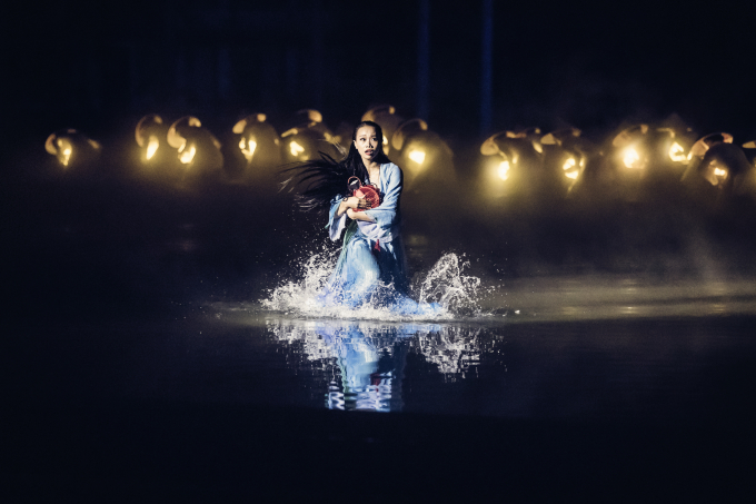 Màn 3: Đèn và Biển - Ký ức Hội An về giai đoạn chuyển mình Thông điệp chính của màn biểu diễn Đèn và Biển chính là sự chuyển mình phát triển của Hội An trở thành một thương cảng sầm uất của thế kỷ 16 – 17 mà điểm nhấn chính là câu chuyện tình yêu của cô gái xứ Faifo chờ mãi người yêu là thủy thủ tàu buôn thường xuyên xa nhà.