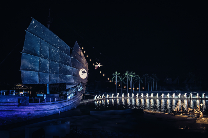 Hội An thế kỷ 16 – 17 trong bối cảnh phát triển kinh tế, chàng trai buộc phải lênh đênh trên biển để giao thương hàng hóa với nước ngoài. Họ buộc phải xa nhau trong sự nhớ thương và một tình yêu chung thủy đến cạn cùng. Để rồi nàng hóa đá như ngọn đèn hoa đăng rực sáng trong đêm sau những ngày mong chờ, cầu nguyện và nhung nhớ. Màn biểu diễn sử dụng nghệ thuật múa làm ngôn ngữ chính. Cùng với sự kết hợp hòa quyện giữa âm thanh và ánh sáng, thơ và nhạc, khung cảnh sông nước, những màn múa điêu luyện, giàu nghệ thuật đã mang lại cho khán giả những cung bậc cảm xúc lắng đọng và chân thực đến khó tả.