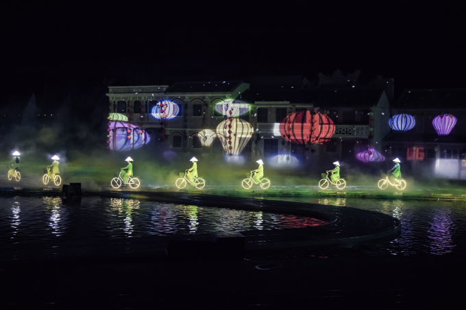 Màn 5 kết thúc chương trình biểu diễn thực cảnh “Ký ức Hội An” là màn trình diễn áo dài truyền thống kết hợp với các công trình kiến trúc cổ xưa gắn liền với vùng đất Hội An. Trong không gian âm thanh và ánh sáng hiện đại, các cô gái đạp xe đạp dọc con đường ánh sáng, len lỏi qua từng góc phố cổ như đưa khán giả trở về với cuộc sống hiện đại, về với một Hội An cổ kính trầm mặc nhưng không kém phần năng động, hiện đại theo một cách riêng của nơi này– ôn hòa, nhẹ nhàng và đầy tinh tế.