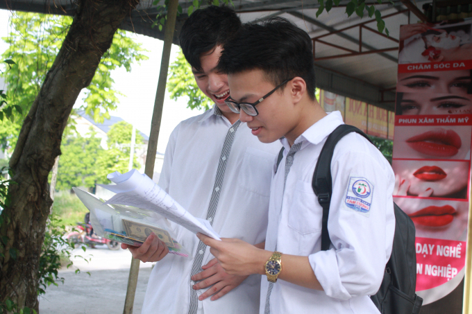 Thí sinh trao đổi kết quả bài thi sau môn thi Toán, kì thi THPT Quốc gia 2019