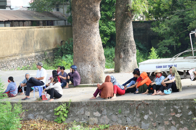 Các phụ huynh có chung một tâm trạng thấp thỏm, mong con em mình làm bài tốt