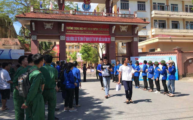 Thí sinh đến Sở GD&amp;amp;ĐT “cầu cứu” vì lỡ ngủ quên đến phòng thi khi đã phát đề