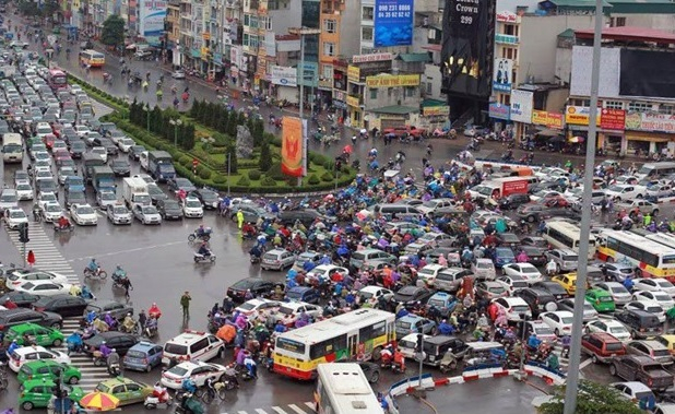 Ng&atilde; 7 người chật như n&ecirc;m, di chuyển từ khu trung t&acirc;m về nh&agrave; l&agrave; một cực h&igrave;nh với d&acirc;n văn ph&ograve;ng vừa trải qua 8 tiếng l&agrave;m việc căng thẳng.