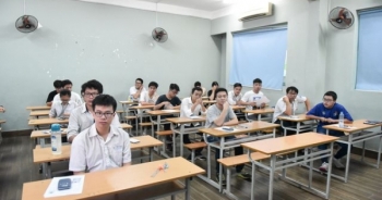 Có thí sinh mang 4 máy tính vào phòng thi tổ hợp Khoa học tự nhiên