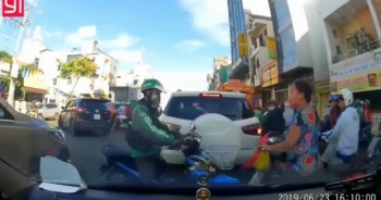 [Clip]: Grabbike dùng mũ bảo hiểm "táng" thẳng mặt người phụ nữ lớn tuổi