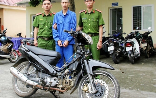 Lào Cai: Một đối tượng mang súng vào uy hiếp nhân viên ngân hàng, bắn vỡ cửa kính để thị uy