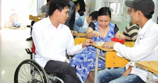 Thầy giáo đi xe lăn lên bục giảng: 