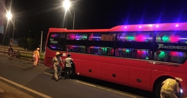 Đắk Nông: Băng qua đường, bé trai bị xe khách tông tử vong