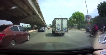 Clip: Xe Kia Morning sang đường thiếu quan sát va chạm với xe tải vỡ phần đầu