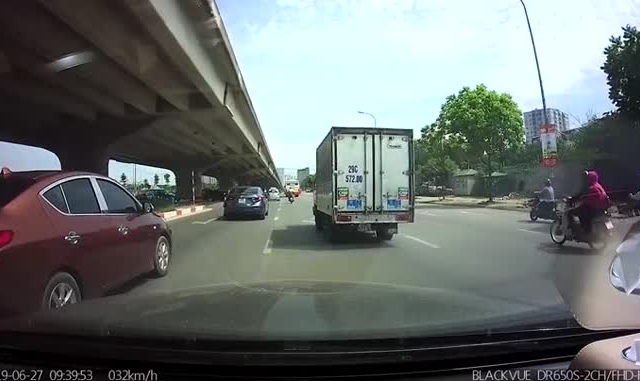 Clip: Xe Kia Morning sang đường thiếu quan sát va chạm với xe tải vỡ phần đầu