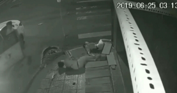 Clip: Tông chết cô gái ở TP.HCM, tài xế taxi xuống nhìn rồi bỏ đi gây phẫn nộ