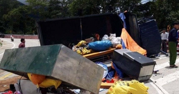 Tài xế mất lái trên đèo Lò Xo, 3 người nhập viện