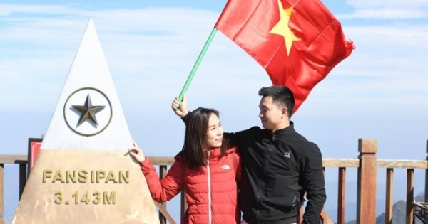 Tiết trời mát lạnh giữa mùa hè, Fansipan đang là điểm đến “hot”