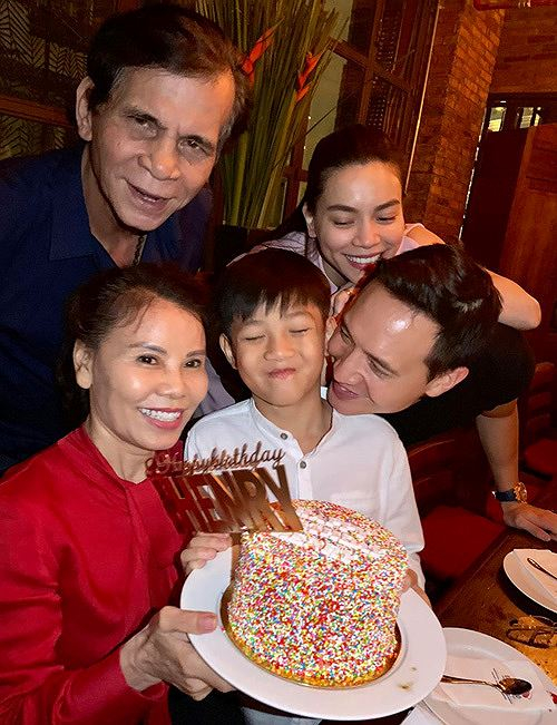 Kim Lý cũng hòa đồng với mọi người trong gia đình bạn gái, đặc biệt là với con trai riêng của Hà Hồ